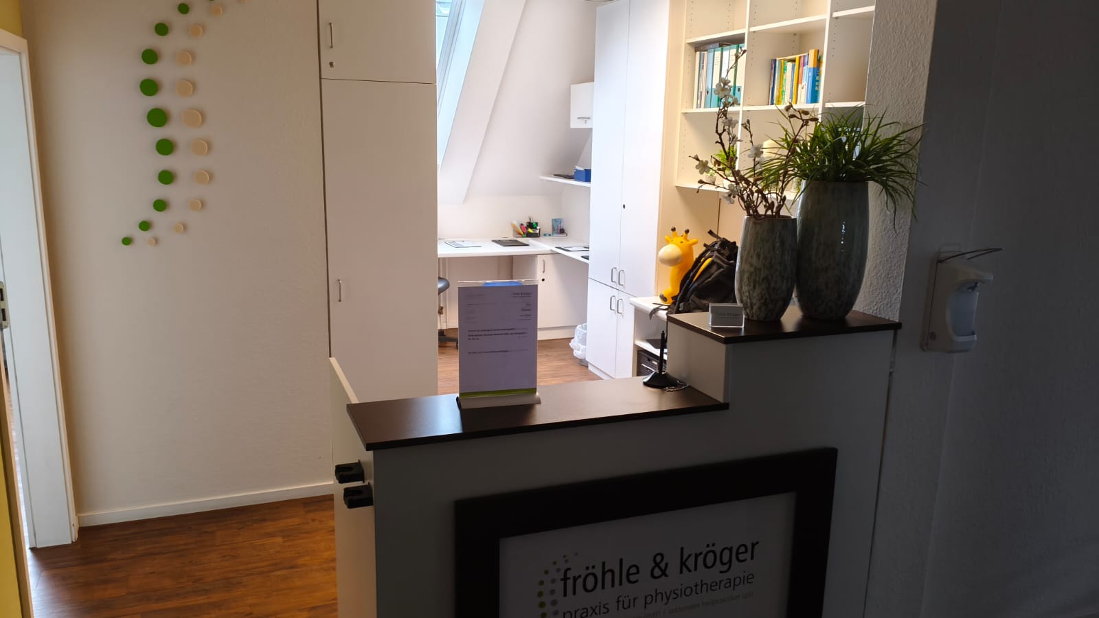 Heller Empfangsbereich der Praxis Fröhle & Kröger in Vechta